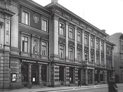 Puolet talosta omassa käytössä vuonna 1924.