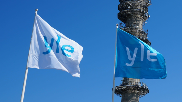 Yle-flaggorna vajar och i bakgrunden syns Böle länktorn.