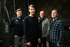 Kuvassa studiossa seisovat Kari Hietalahti, Jussi Vatanen, Hannu-Pekka Björkman ja Ylermi Rajamaa.
