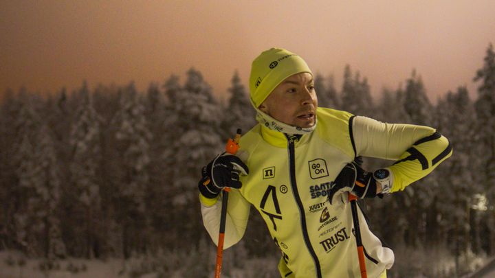 Antti%20Tuisku%20nojaa%20sauvoihinsa%20h%E4myisess%E4%20valossa.