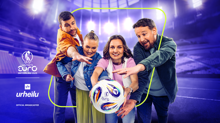 Jussi Vainikka, Hinni Hirvonen, Essi Sainio ja Matti Härkönen seisovat vierekkäin ja kurkottavat kohti EURO 2025 -jalkapalloa.