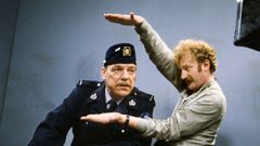 Poliisiasuinen näyttelijä Tenho Saurén ja käsikirjoittaja-henkilöohjaaja Neil Hardwick studiolla.