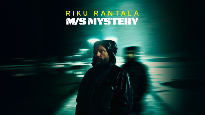 Riku Rantala laivan kannella ja sarjan logo.