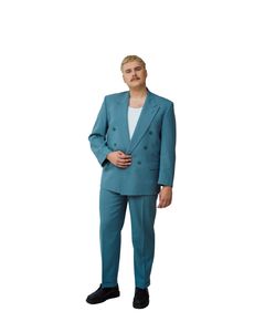 Vaaleahiuksinen Henri Piispanen seisoo turkoosissa puvussa valkoisen taustan edessä.