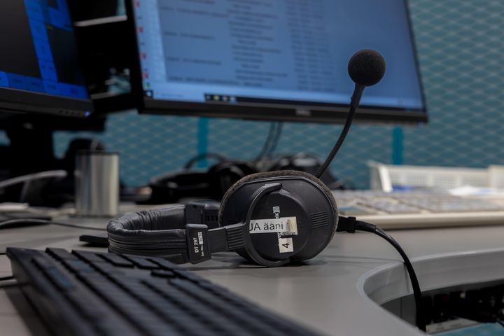 Kuulokkeet radiostudion pöydällä.