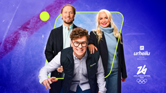 Kolme ihmistä hymyilee kameralle Yle Urheilun olympialaisten jääkiekkostudion promokuvassa.