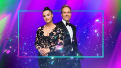 Kaksi henkilöä juhlapuvuissa värikkäässä taustassa.