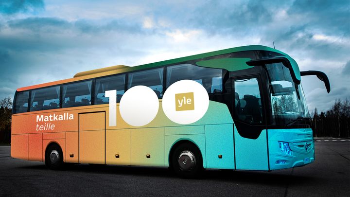 Bussi%2C%20jossa%20on%20v%E4rik%E4s%20liukuv%E4rj%E4ys%20ja%20Ylen%20logo%2C%20seisoo%20pys%E4k%F6ityn%E4%20pilvisen%20taivaan%20alla.