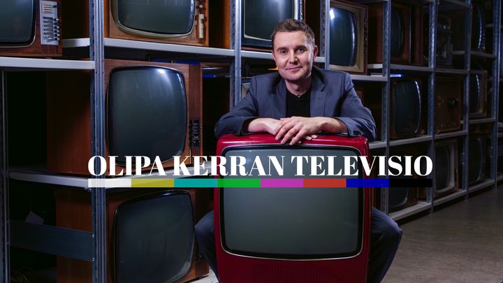 Henkil%F6%20istuu%20vanhojen%20televisioiden%20keskell%E4.%20Kuvassa%20teksti%3A%20%22Olipa%20kerran%20televisio%22.
