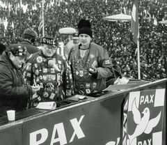 Paavo Noponen, Pekka Tiilikainen ja Raimo Häyrinen välittävät minuuttien ja sekuntien lisäksi myös metaforia suomalaisuudesta, kuten Salpausselän kisoissa 1965.