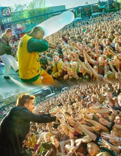 Radiomafin porukkaa suuren  väkijoukon edessä ulkoilmakonsertissa.