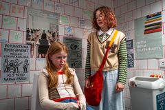 kaksi tyttöä kylpyhuoneessa