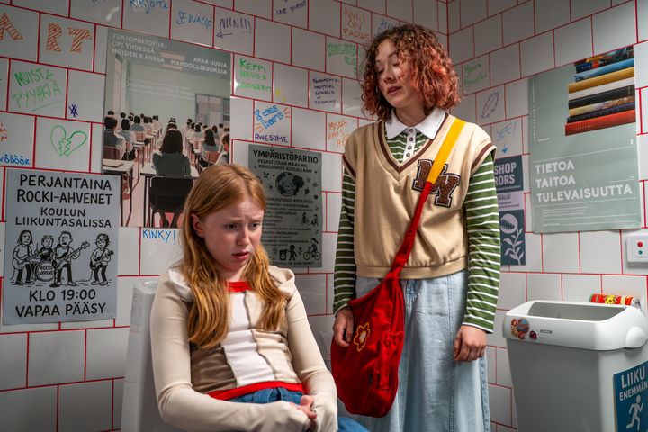 kaksi%20tytt%F6%E4%20kylpyhuoneessa