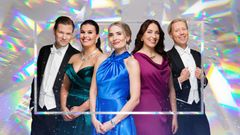 Bild på fem personer klädda i elegant aftonklädsel, posererar tillsammans framför en glittrande bakgrund.