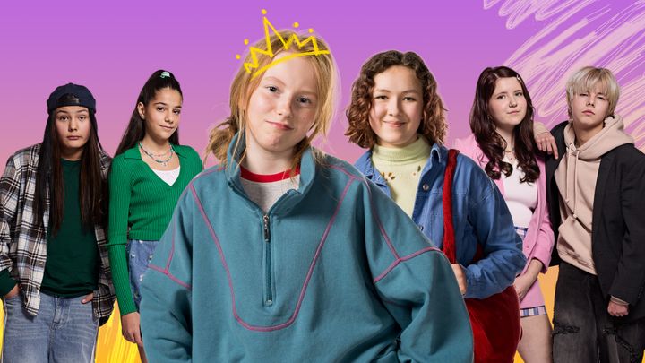 Ryhm%E4%20nuoria%20v%E4rikk%E4iss%E4%20vaatteissa%20vaalean%20violetilla%20taustalla.%20Yhdell%E4%20heist%E4%20piirretty%20kruunu.