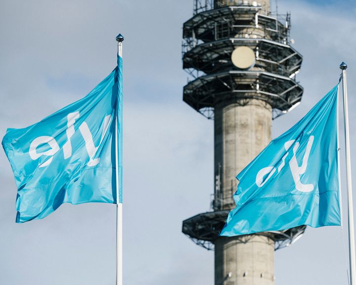 Yle-lippu liehuu salossa.