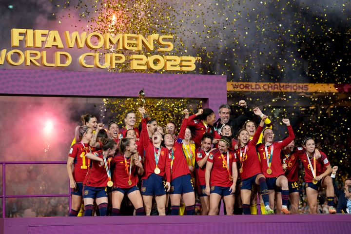 Espanjan joukkue juhlii vuoden 2023 MM-kisavoittoa.