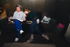 Ohjaaja Marja Pyykkö ja näyttelijä Saga Sarkola.