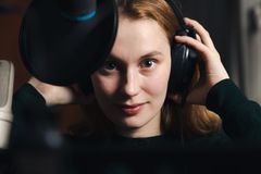 Saga Sarkola esittää Linda Lampeniusta