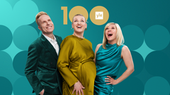Kolme juhlavaatteisiin pukeutunutta Ylen juontajaa poseeraa Ylen 100-vuotisjuhlan kunniaksi.