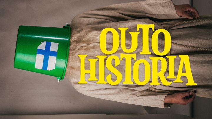 Mies ämpäri päässään Outo historia -sarjan pääkuvassa ja sarjan logo.