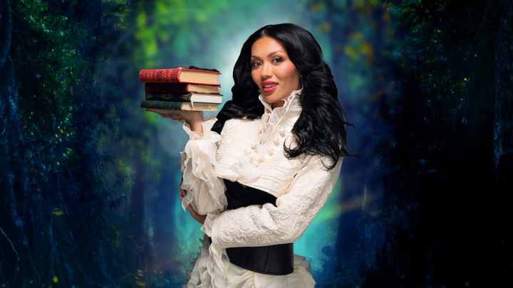 Shirly Karvinen juontaa Romantasia-lukumaratonin.