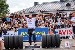 Matias Hyry tuulettaa onnistuneen maastavedon jälkeen vuoden 2024 finaalissa Lappeenrannassa.