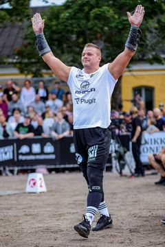 Jiri Grönman tuulettaa Suomen Vahvin Mies 105 kg voiton ratkettua vuoden 2024 finaalissa Lappeenrannassa.