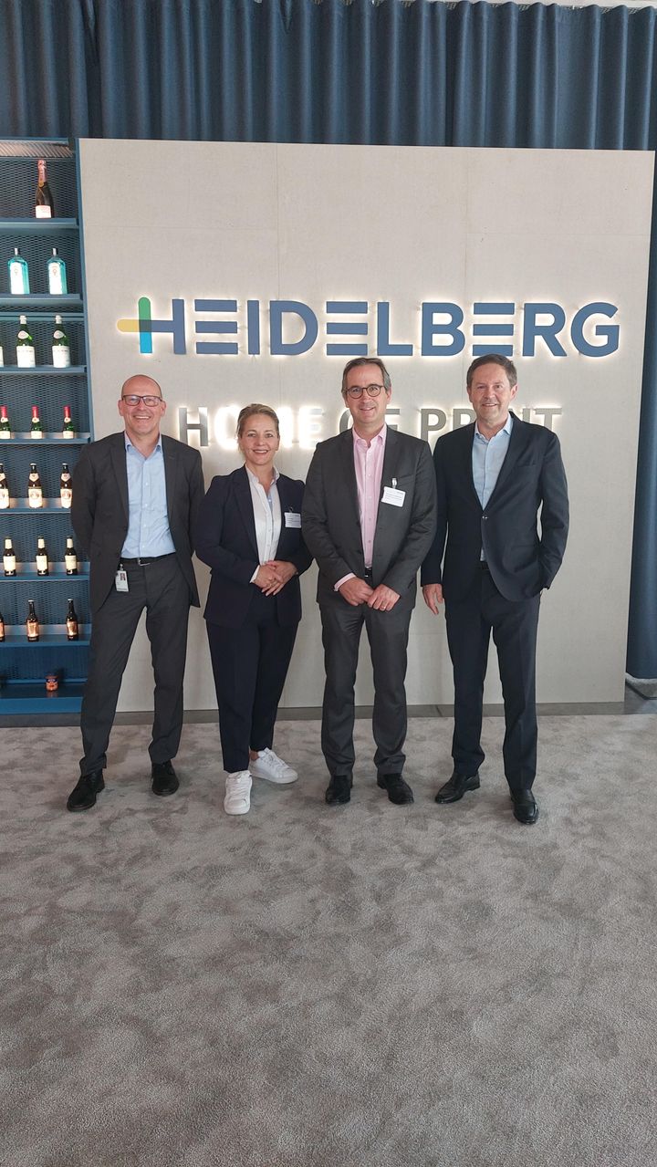 HEIDELBERG agrees strategic partnership with defense specialist VINCORION: Klaus Braun, Head of Industrial Customer Business, HEIDELBERG, Ina Mölln, Vice President Procurement VINCORION, Kajetan von Mentzingen, CEO of VINCORION and Jürgen Otto, CEO, HEIDELBERG (from left to right).