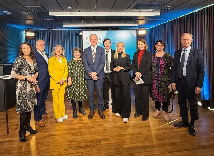 Kuvassa paneelin juontajana toiminut Luovat ry:n puheenjohtaja Vappu Aura (vasemmalta) sekä panelistit Marko Kilpi, Kike Elomaa, Tarja Filatov, Anders Adlercreutz, Tuomas Kettunen, Sofia Virta, Veronika Honkasalo, Tiina Sinkkonen sekä Luovat ry:n edunvalvontajohtaja Lauri Kaira.