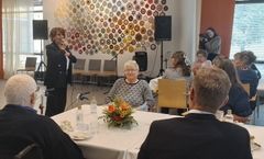 Laulaja ja näyttelijä Pirkko Mannola laulaa Voutilakeskuksen asukkaille.