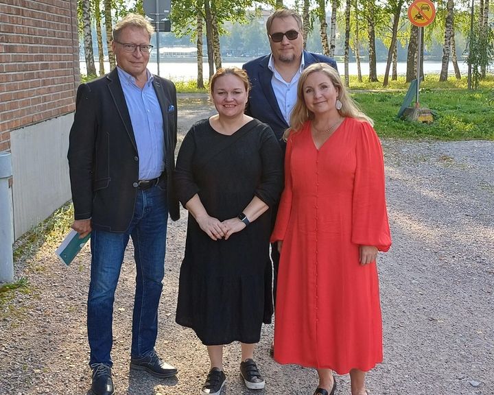 Aluevaltuuston puheenjohtaja Juha Isosuo, sosiaali- ja terveysvaliokunnan puheenjohtaja Krista Kiuru, hyvinvointialuejohtaja Olli Naukkarinen ja aluehallituksen puheenjohtaja Kaisa Lepola yhteiskuvassa.