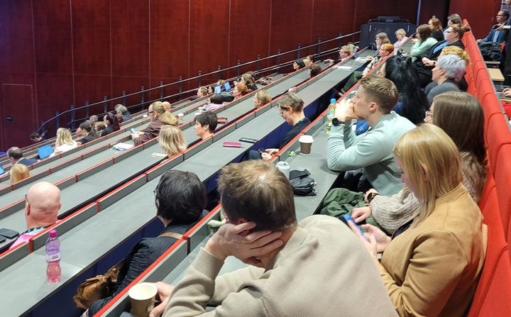 Seminaarin osallistujia HAMK:in auditoriossa 8.4. järjestetyssä tilaisuudessa.