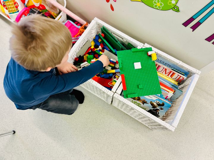 Lapsi leikkii Lego-palikoilla.