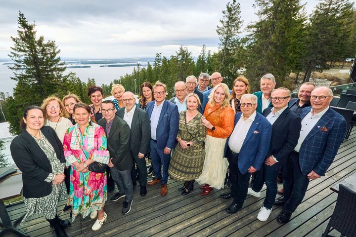 Hyvinvointialueiden aluehallitusten puheenjohtajat ryhmäkuvassa Kolilla toukokuussa 2025.
