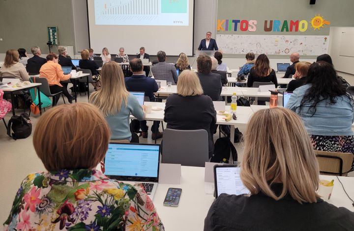 Aluevaltuutettuja kokouksessaan Riihimäellä 27.5.2025.