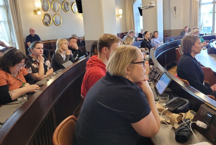 Aluevaltuutettuja Raatihuoneen salissa Hämeenlinnassa 12.6.2025.