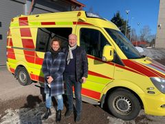Kaido ja Kristel Kotkas seisovat ambulanssin edessä.