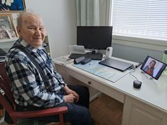 Urho Puukka keskustelee etäyhteydellä hoitaja Mirka Kaitasen kanssa Ypäjältä Riihimäelle.