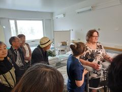 Fysioterapeutti Mari Metsälä näytti, miten yllättävän aivoverenvuodon saanut henkilöä kuntoutetaan.