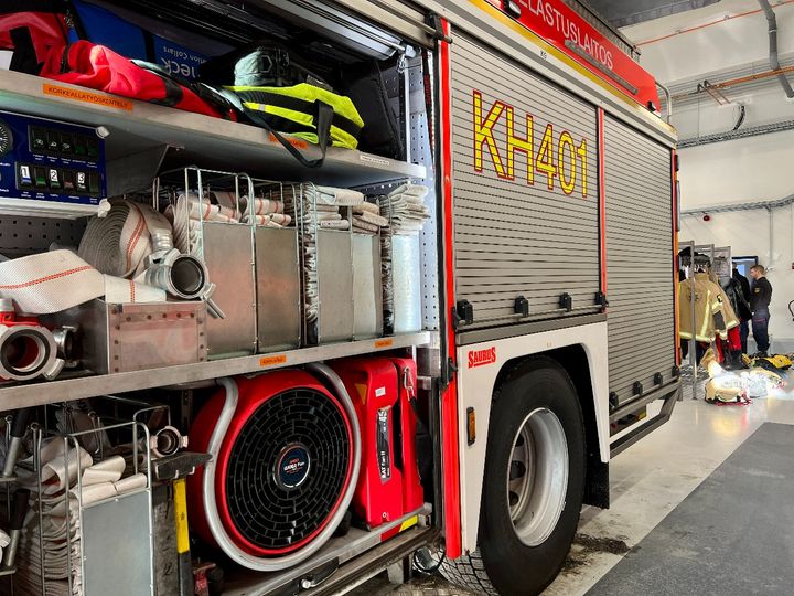 Paloauto avonaisilla osastoilla, joissa on erilaisia varusteita ja letkuja.