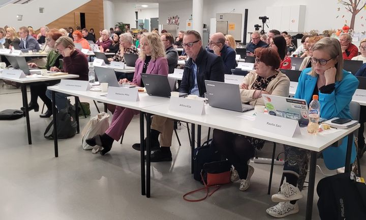 Aluevaltuusto koolla Uramon koululla Riihimäellä 30.9.2025