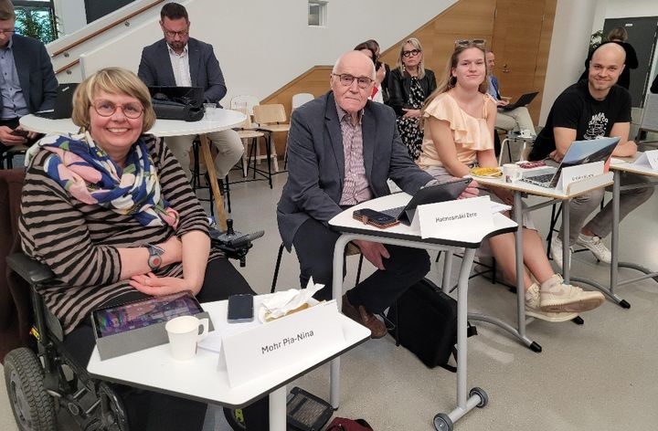 Vammaisneuvoston puheenjohtaja Pia-Nina Mohr, vanhusneuvoston puheenjohtaja Eero Halmesmäki ja nuorisovaltuuston puheenjohtaja Lempi Lintukorpi.
