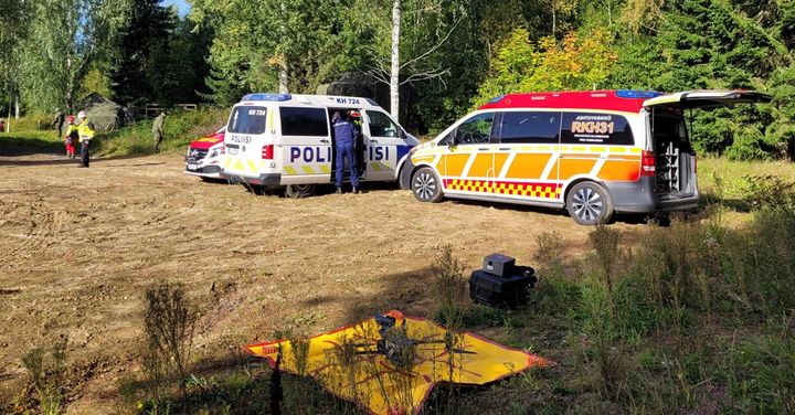 Arkistokuva viranomaisharjoituksesta syyskuulta 2023. Poliisiauto ja ambulanssi metsän reunassa.