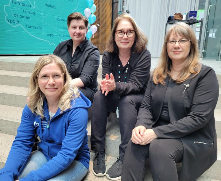 Vaikuttavuustutkimuksen%20parissa%20ty%F6skentelev%E4t%20Katja%20Antikainen%20ja%20Taina%20Tarkiainen%20%28ylh%E4%E4ll%E4%20vasemmalla%29%20sek%E4%20Ilona%20R%F6nkk%F6%20ja%20Nina%20Rajainm%E4ki.