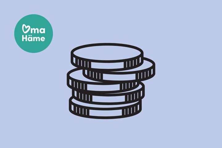 Kolme päällekkäin asetettua kolikkoa sinisellä taustalla, vasemmalla Oma Hämeen logo.