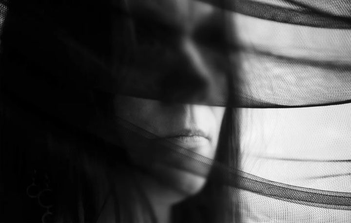 Valokuvataiteilija Johanna Kareen valokuva näyttelystä Älä lyö.