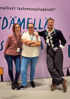 Minna Väinölä, Jaana Litokorpi ja Tuukka Pajuniemi työskentelevät KokoOma-hankkeessa. Hankkeella tuli tänä syksynä ensimmäinen vuosi täyteen.