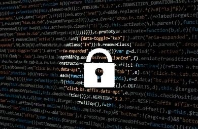 Kuvassa on lukko digitaalisen koodin päällä, mikä symboloi kyberturvallisuutta.