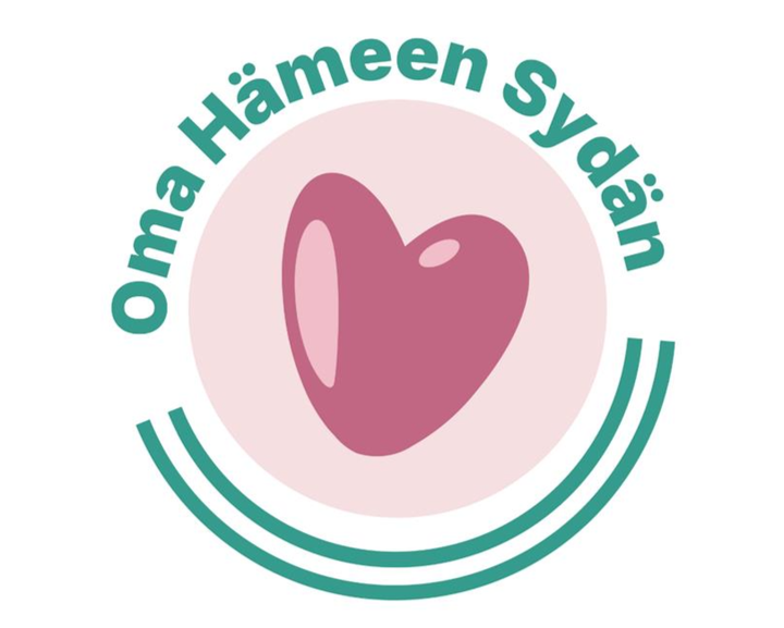 Logo, jossa on vaaleanpunainen sydän ja teksti "Oma Hämeen Sydän".